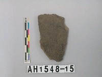 藏品(灰黑色夾砂陶片)的圖片